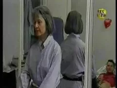 私人铸件的两个女孩在旅馆客房