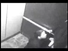 条纹紧身裤的两个女学生被糖果卖家性交